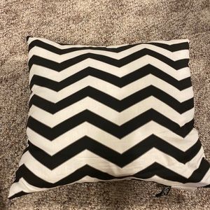 Chevron black/white 18” x 18” decorative pillow